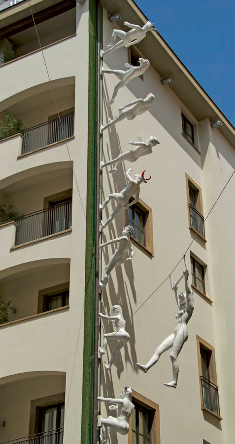 Провокативна инсталацията на хотелска фасада