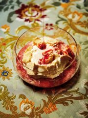 Типичен френски десерт- Вашрен с ягоди