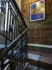 Автентичната мозайка и витиеватите перила на стълбището се срещат с модерния подход за експониране на естествената тухла и постери от галерията на музея Тисен в Мадрид.