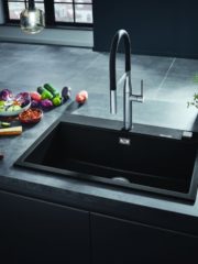 Композитните кухненски мивки Grohe са изключително издръжливи и надеждни. Характеристики като шумоизолиращата технология Grohe Whisper и автоматичния изпразнител осигуряват комфорт при всекидневните задължения. Grohe.