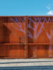 Изображението на дървета върху портите, оформено с перфорации, е част от цялостната концепция.