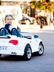 Избор на акумулаторни коли за деца: предимства, функции и безопасност